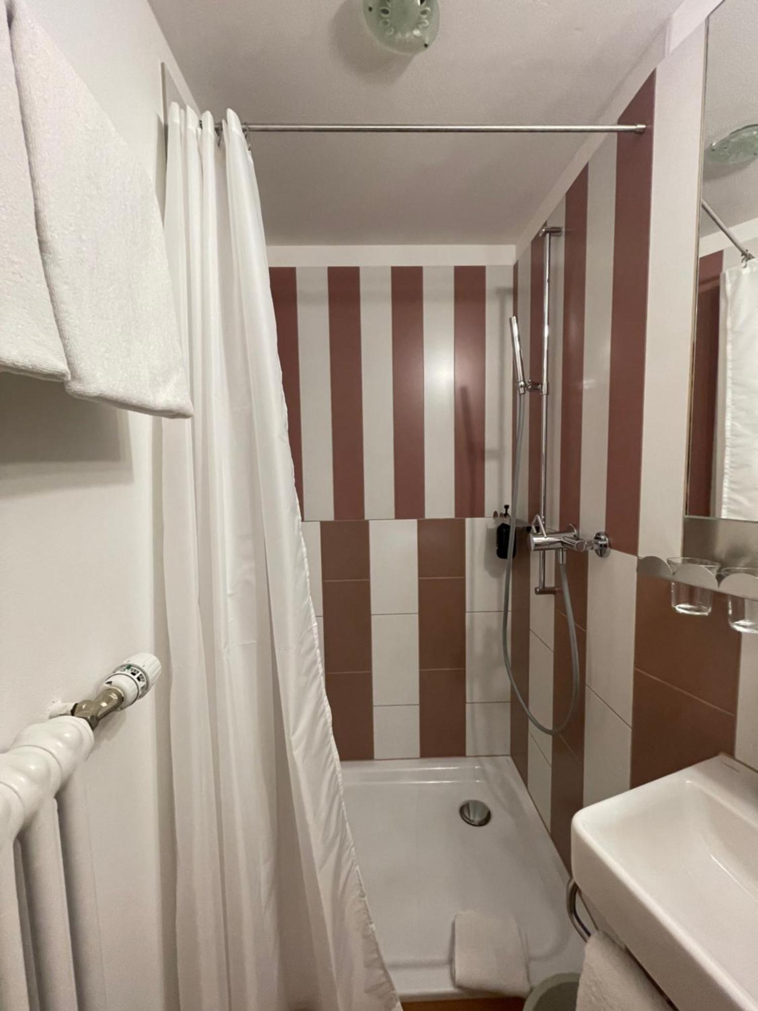 Hotel Adler Garni زيرنيز المظهر الخارجي الصورة
